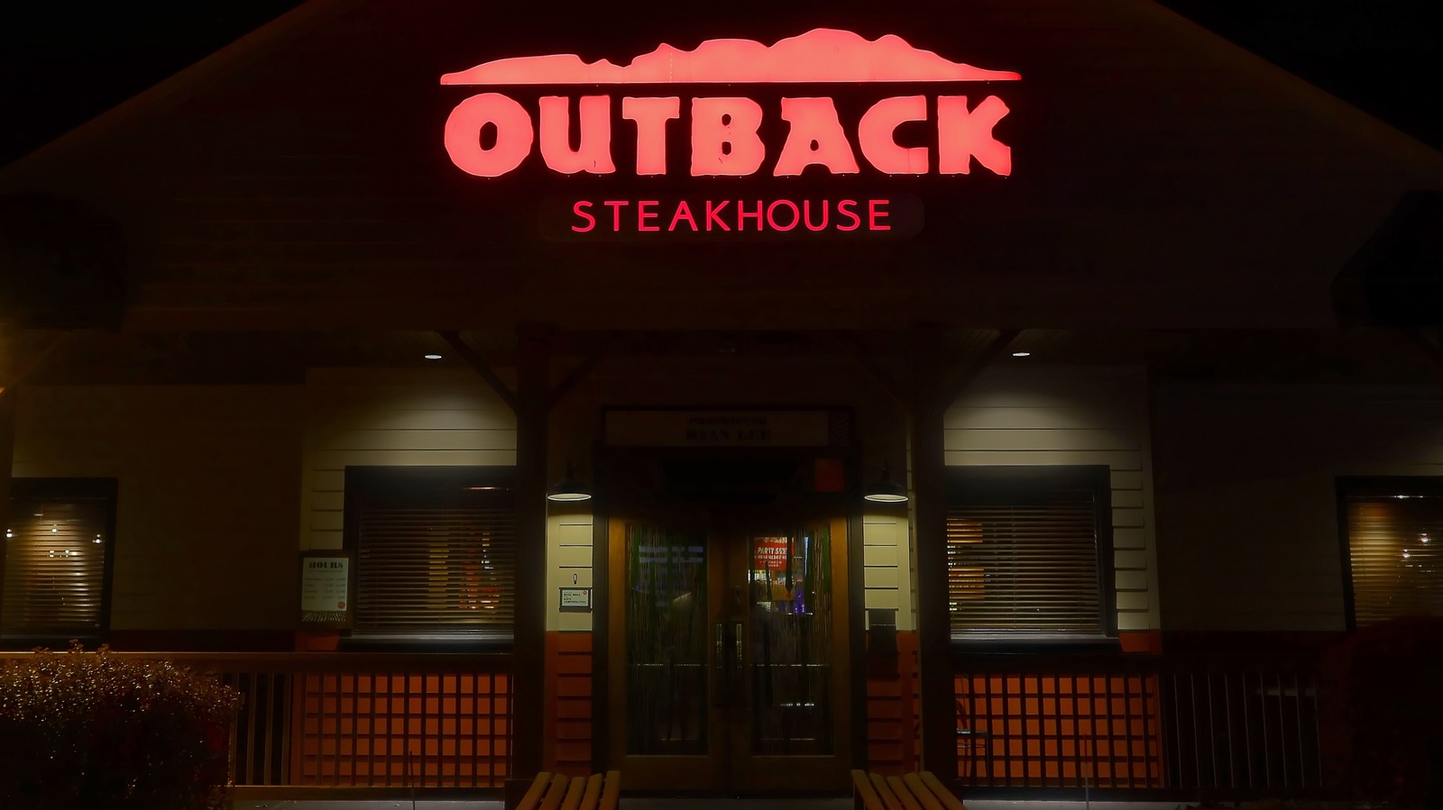 What's Included In Outback Steakhouse's $14.99 Special — It's Three Courses
