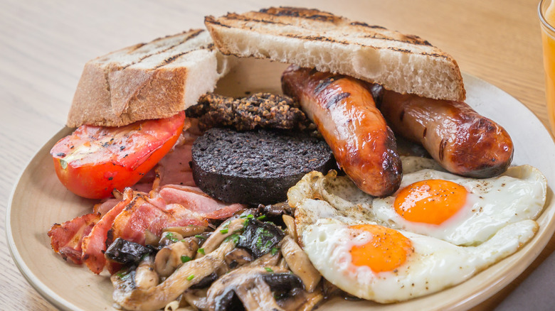 full Scottish breakfast displayed on plate