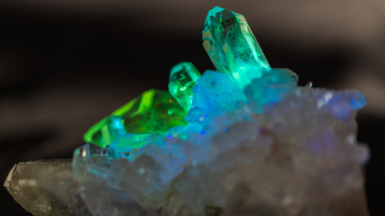 What's The Actual Difference Between Quartz And Quartzite Countertops?