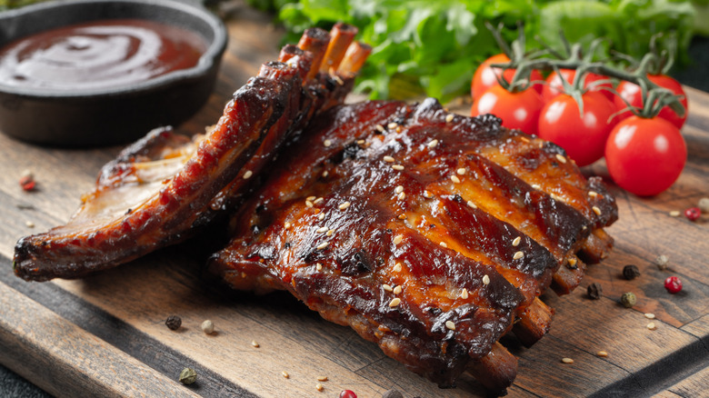 grilled ribs with barbecue sauce 
