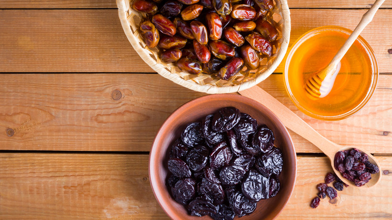 Prunes and dates with honey