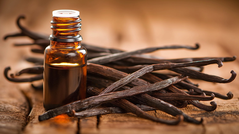 vanilla extract in bottle with vanilla beans