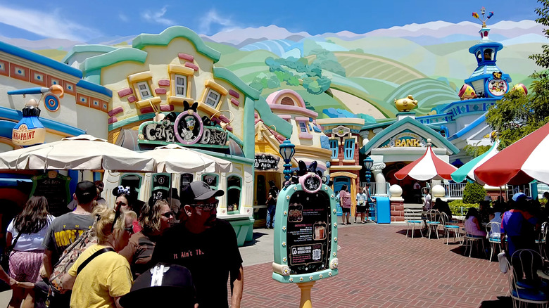 Cafe Daisy exterior in Toontown