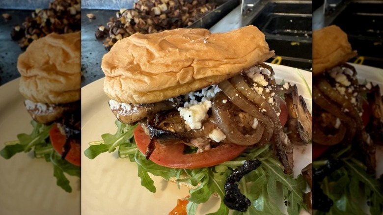 Onion burger with tomato and rocket