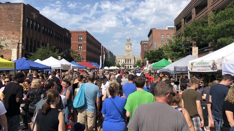 Shoppers on packed street with Polk County Courthouse in background