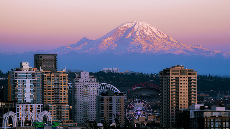 Seattle skyline with Mount Rainier behind