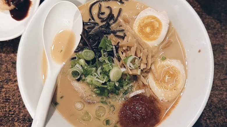 Ramen with eggs, green onions