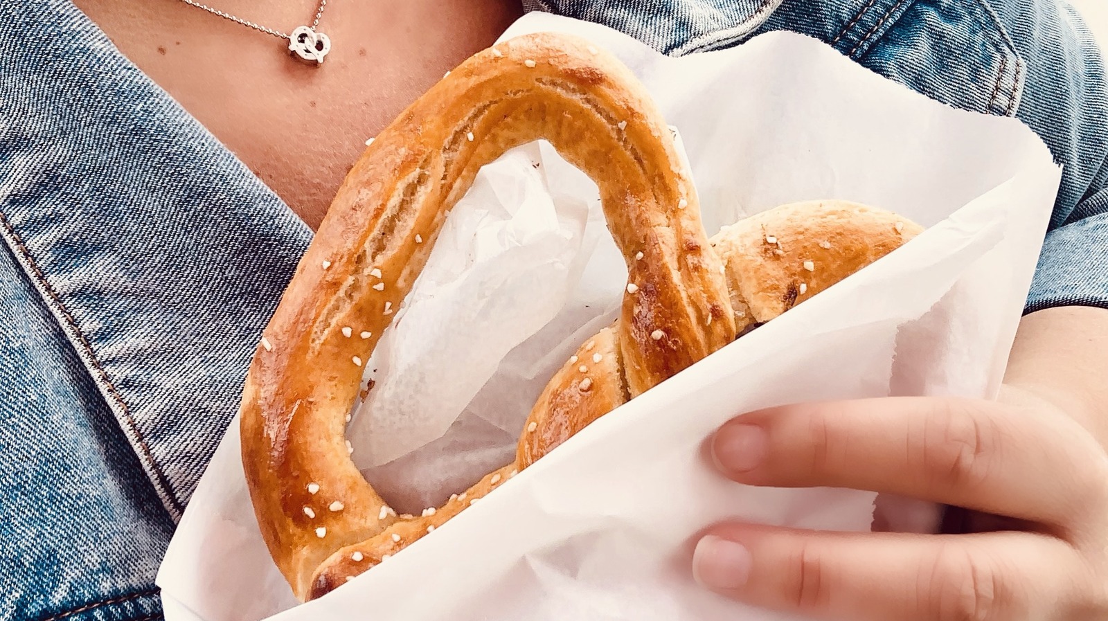 https://www.tastingtable.com/img/gallery/where-to-find-the-best-soft-pretzels-in-the-us/l-intro-1643654465.jpg