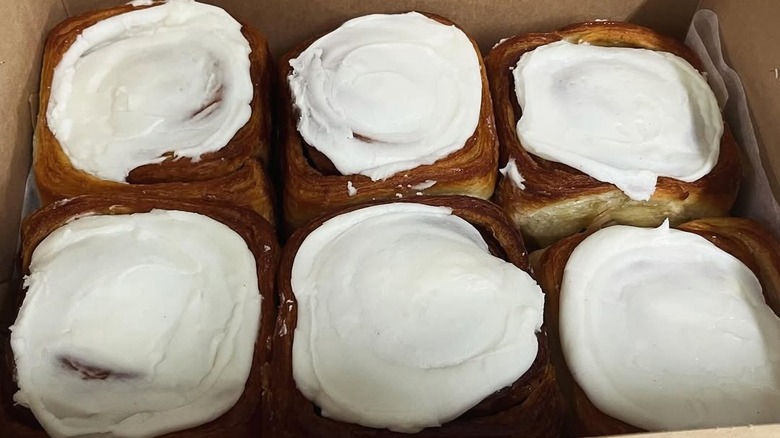 Six cinnamon rolls in take-out box