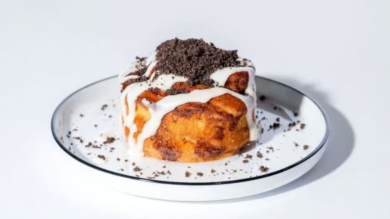 Cookies and cream roll on plate