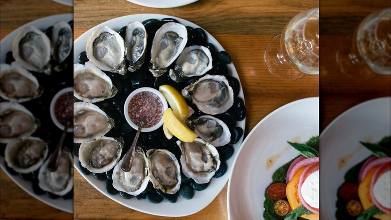 Platter of oysters with lemon and sauce