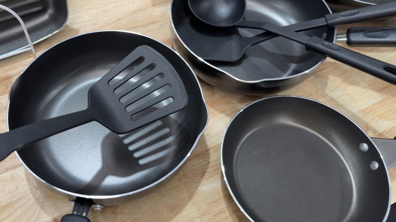 Overview of nonstick-coated pans and cooking utensils