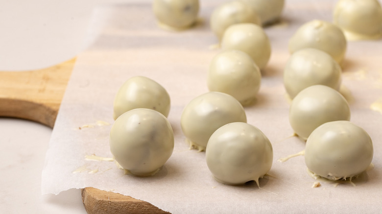 white chocolate Oreo truffles setting