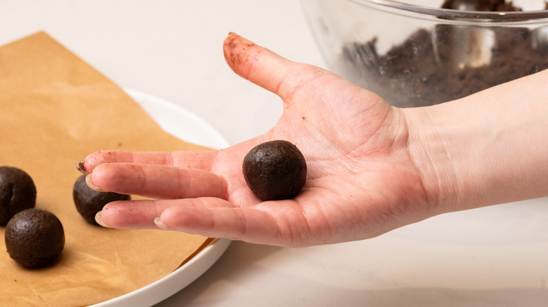 hand rolling cookie truffles