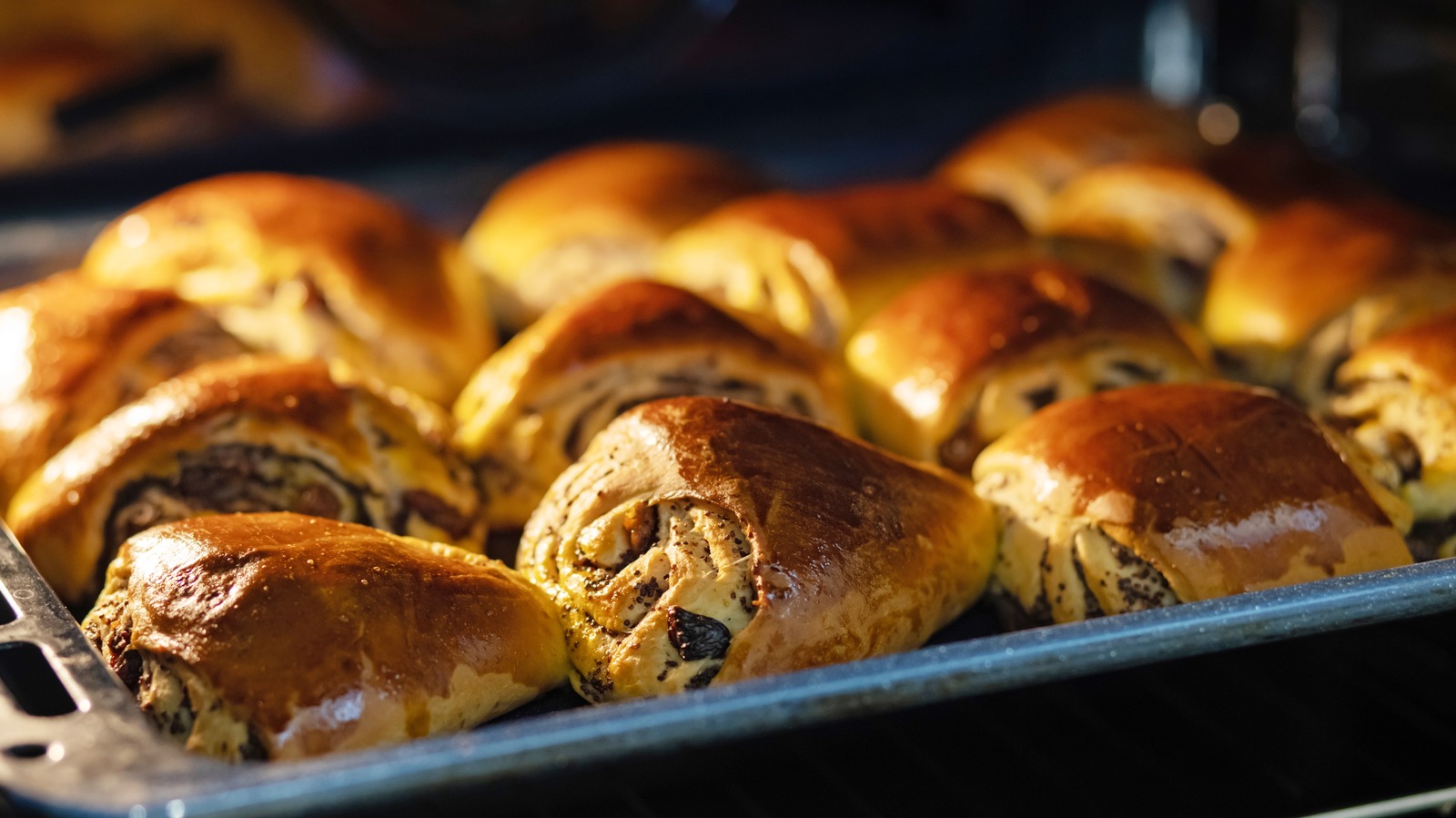 Why A Seasoned Baking Sheet Can Be A Cook's Best Tool