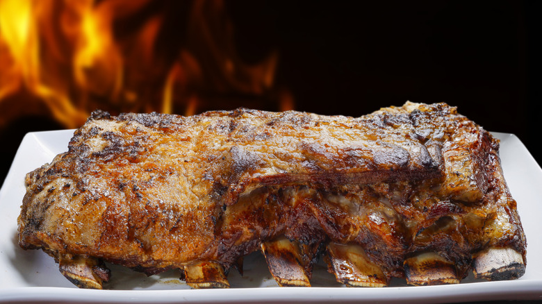 Costela on a plate in front of flames