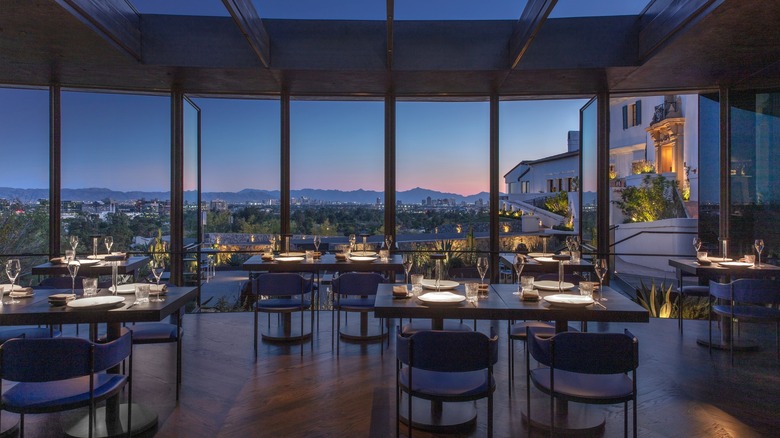 A dining room with lowlight tables overlooking the Phoenix skyline