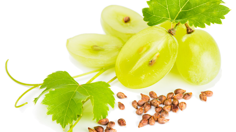 green grapes with seeds