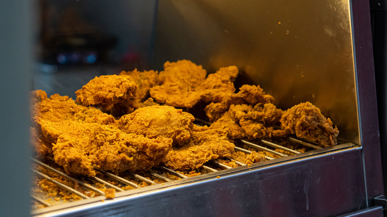 Fried chicken under a heat lam.