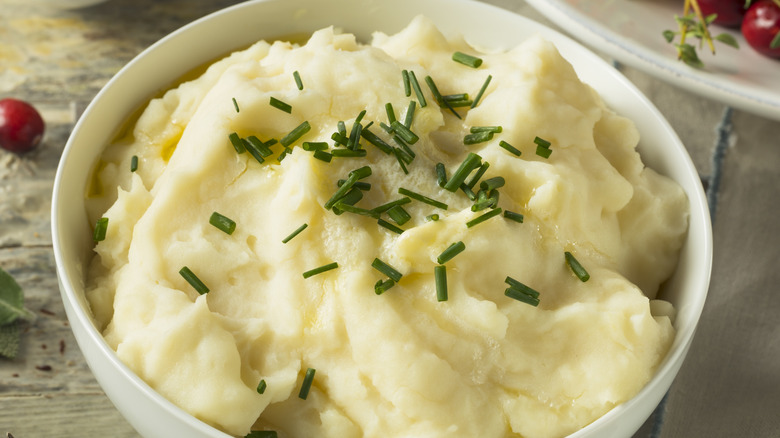 Mashed potatoes sprinkled with chives 