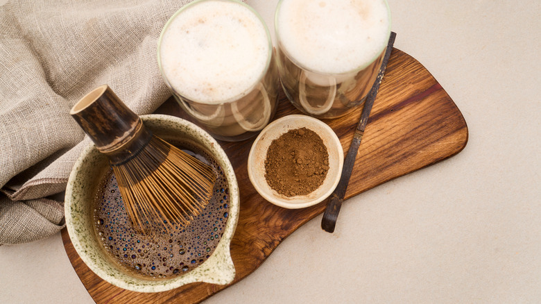 hojicha latte preparation
