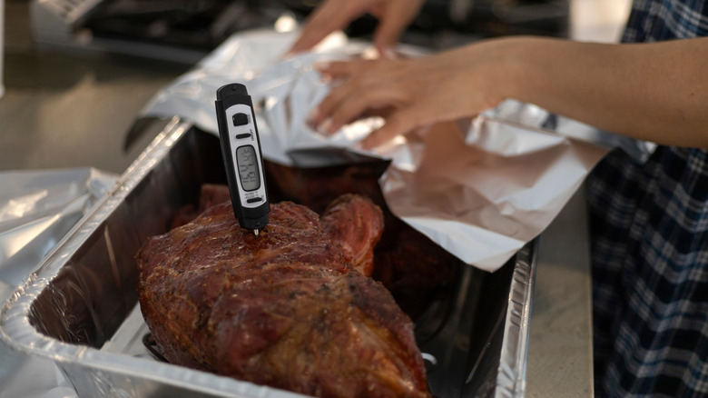 Roast beef internal temperature check