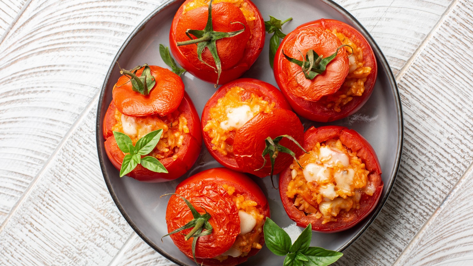 Why It's Crucial To Let Stuffed Tomatoes Rest After Baking