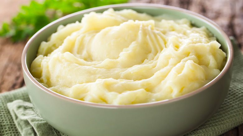 Mashed potatoes in bowl 