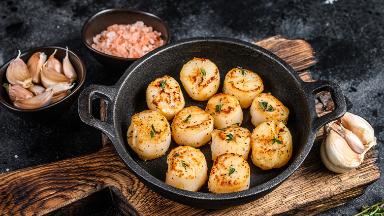 Seared scallops in pan