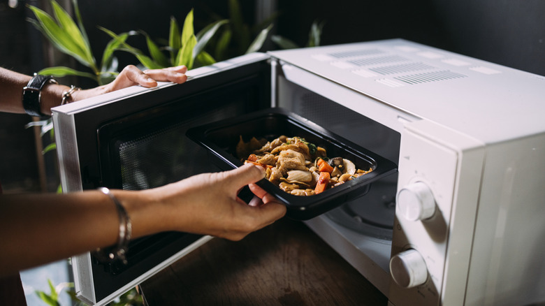 reheating food in simple microwave