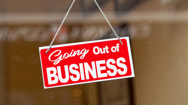 Closing sign on restaurant door