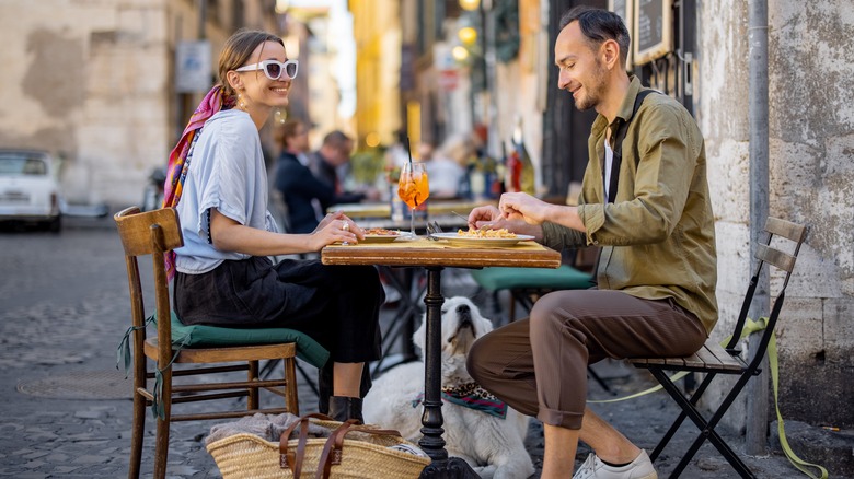 couple dining outside in Rome