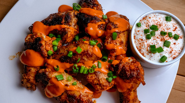breaded buffalo chicken wings with sauce