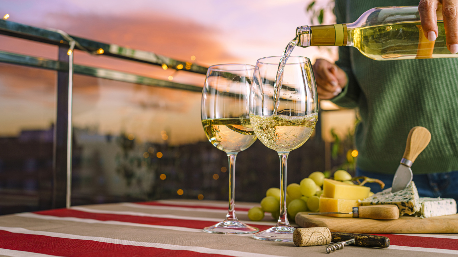 Why Sauvignon Blanc Fans Swear By Mixing In This Spicy Ingredient