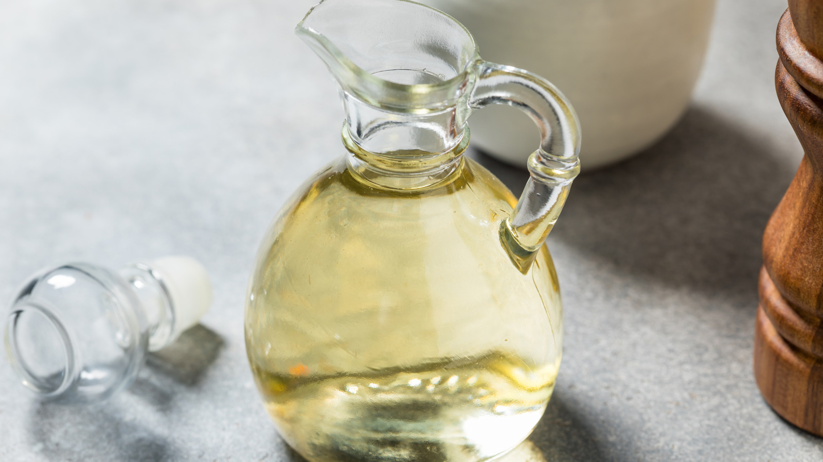 Why Signature Select White Wine Vinegar Doesn't Deserve Pantry Space - Tasting Table