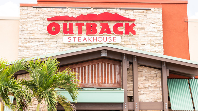 outback steakhouse restaurant outside with palm trees