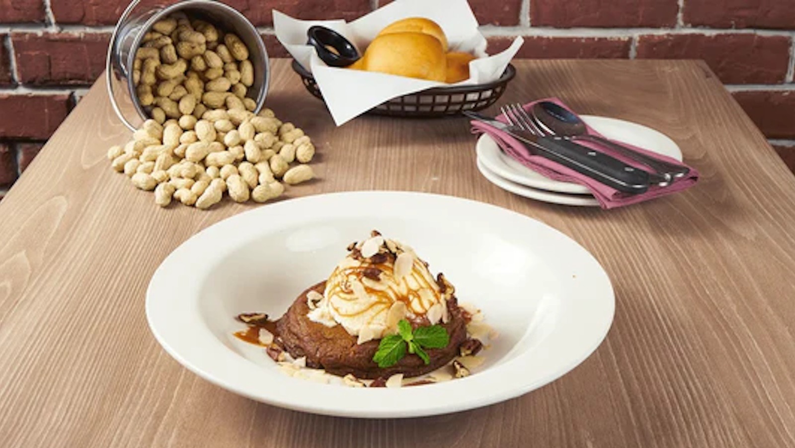 In The Mood For Dessert? Texas Roadhouse Isn't The Chain That Should Be First Pick - Tasting Table