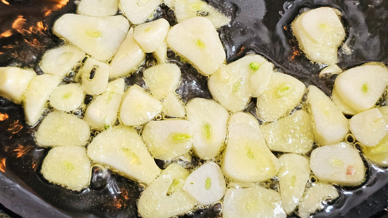 frying sliced garlic in oil