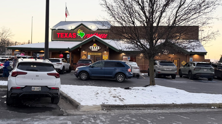 Exterior view of Texas Roadhouse restaurant parking lot