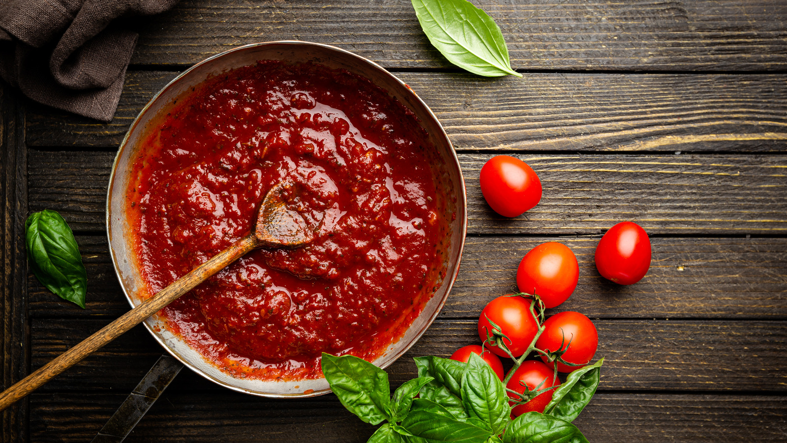 Why Some People Add Tomato Leaves To Their Homemade Red Sauce