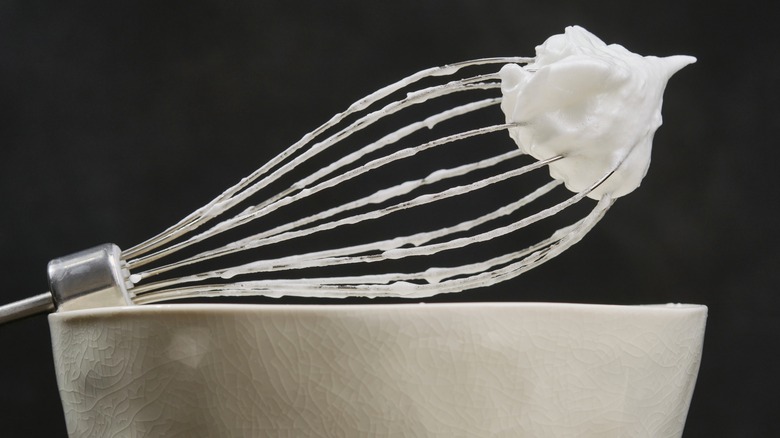 A flat whisk 