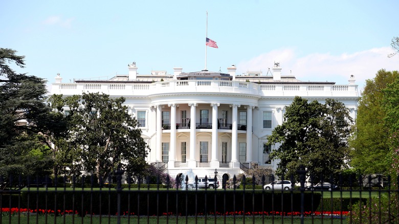 white house exterior and lawn