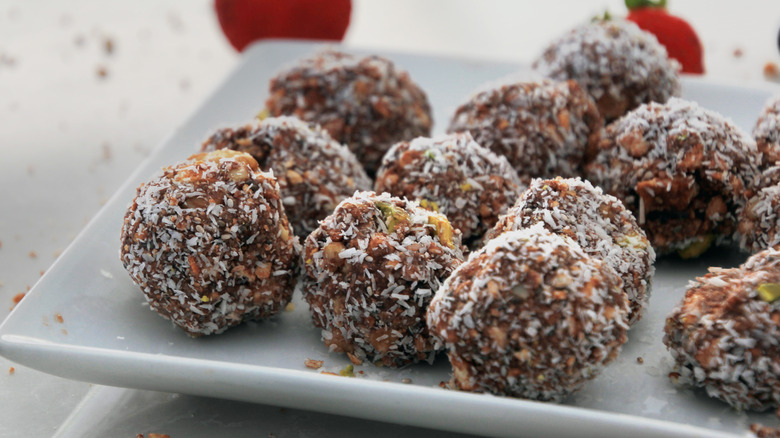 Protein balls with nuts