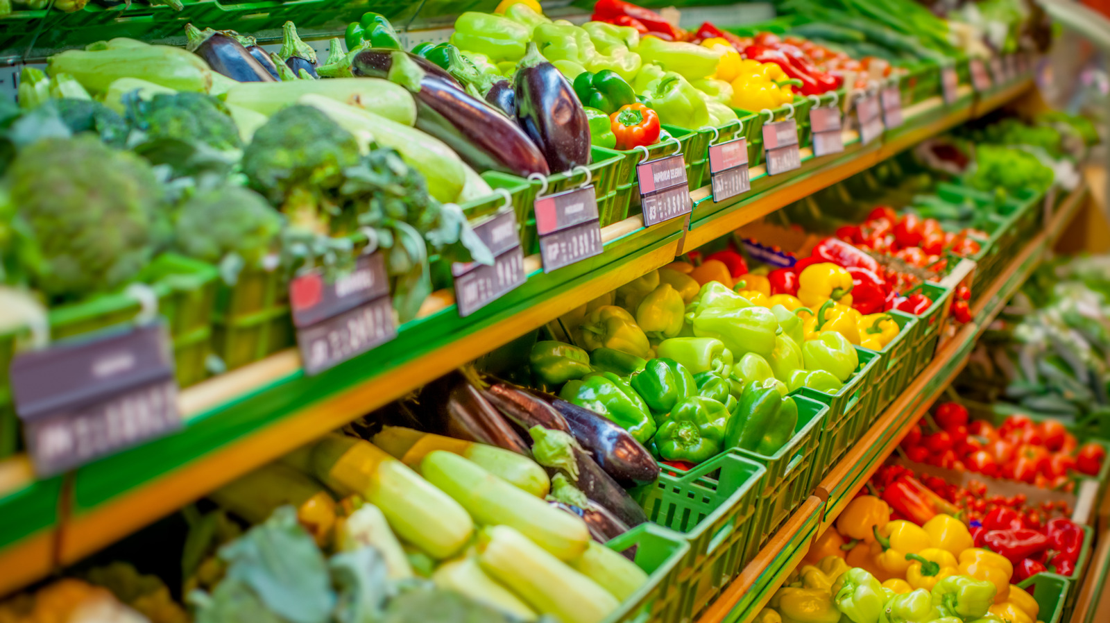 Why Those Jumbo-Sized Vegetables In The Grocery Store Should Ring Alarm Bells - Tasting Table