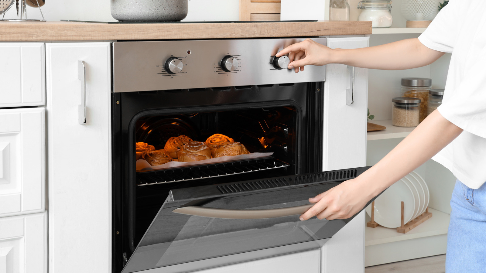 Why Using This Style Of Bakeware Could Save You Money