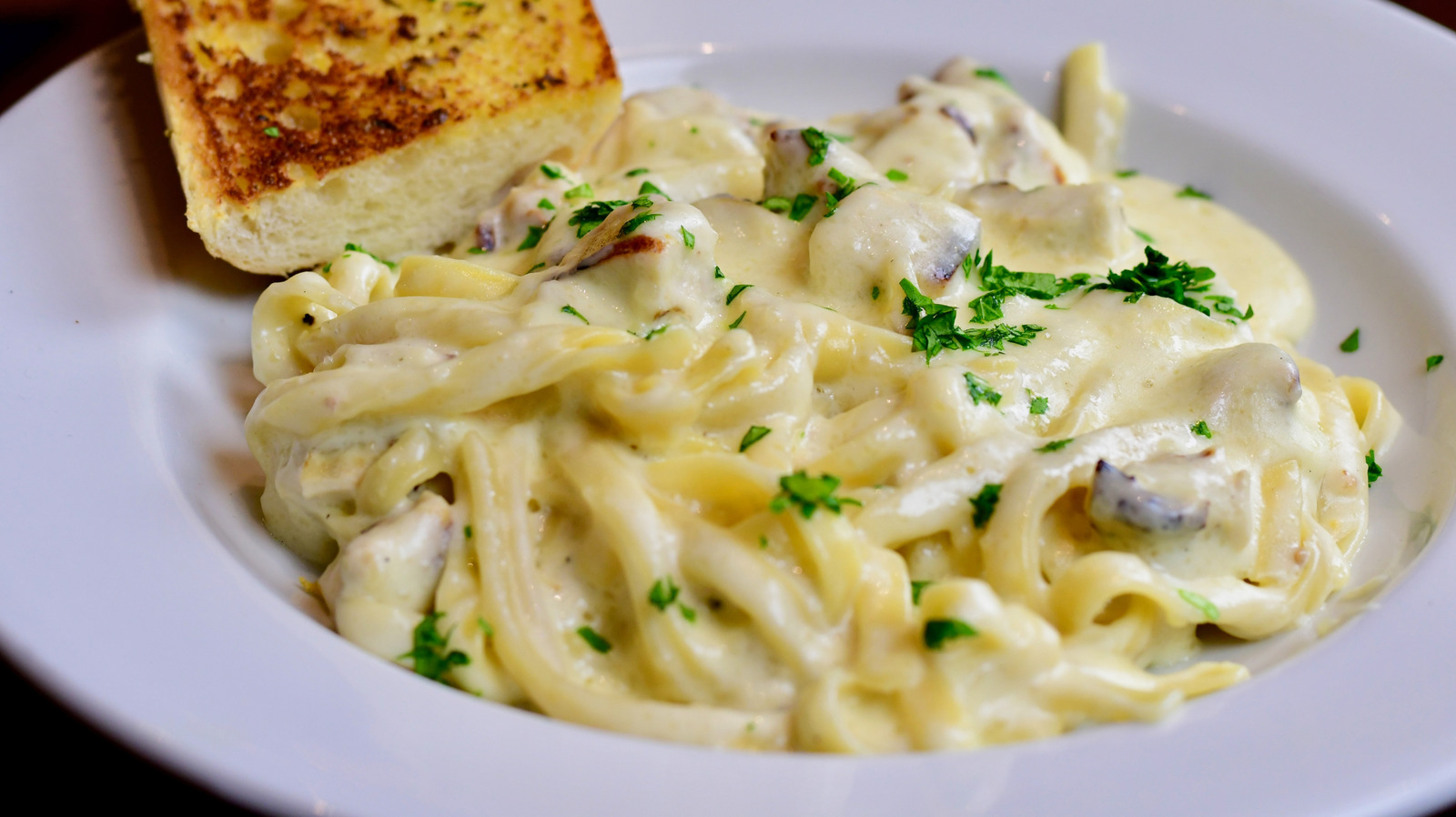 Why Won't Olive Garden Servers Leave A Cheese Grater At Your Table? - Tasting Table