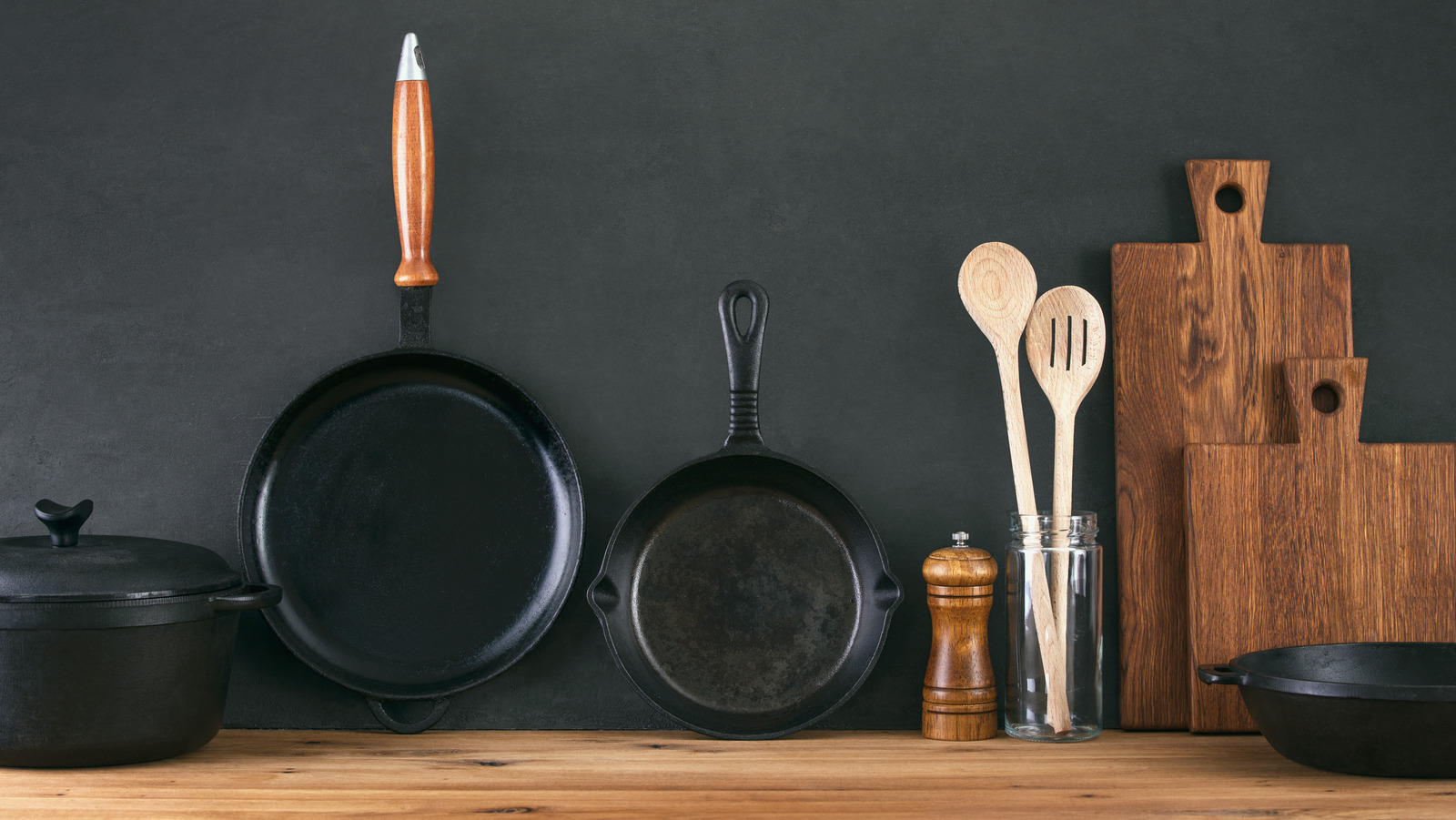https://www.tastingtable.com/img/gallery/why-you-might-want-to-avoid-cast-iron-skillets-with-a-wooden-handle/l-intro-1651091681.jpg