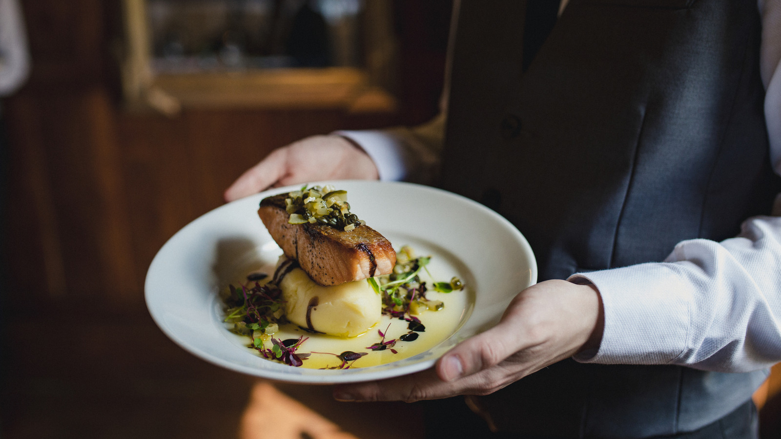 Why You Should Alert Restaurant Waitstaff Of Incorrect Orders Even If You're 'Fine' With The Mishap - Tasting Table