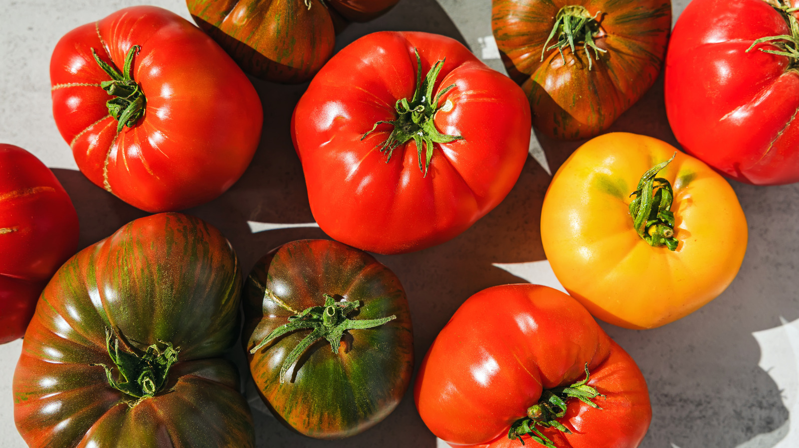 Why You Should Always Buy These Tomatoes At The Farmers Market