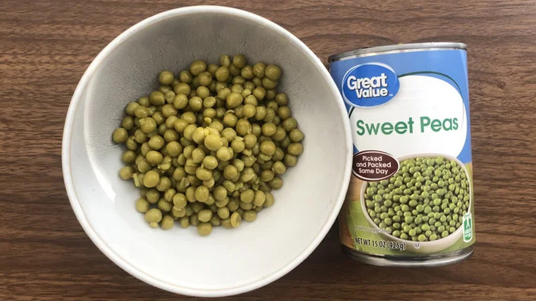 Walmart canned sweet peas with a bowl of peas